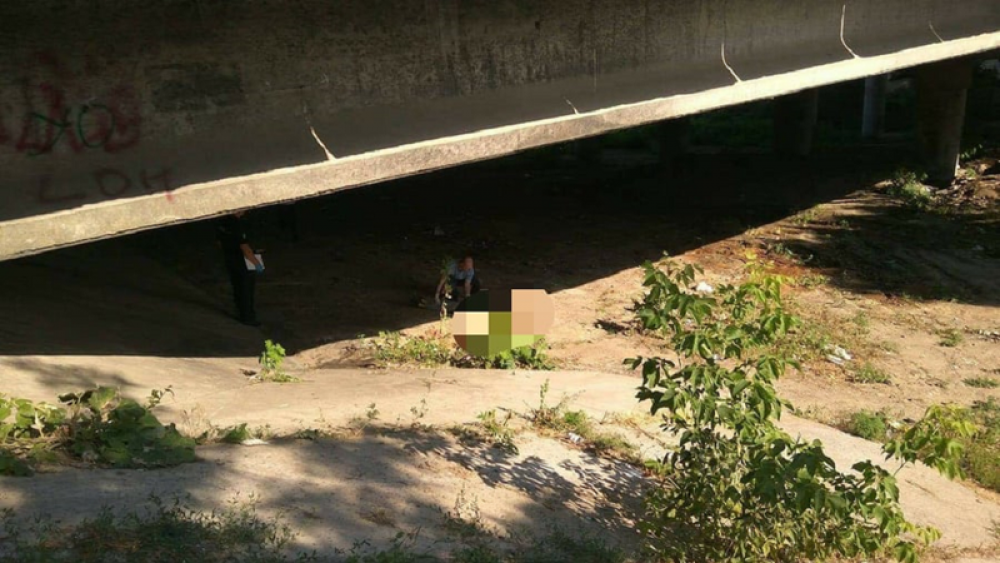 Un tânăr a fost găsit mort sub un pod din capitală. Se intreprind măsuri pentru identificărea persoanei